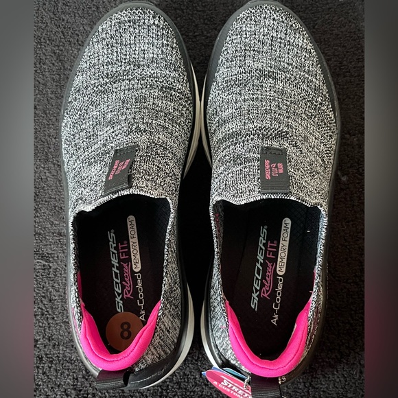 Skechers Women’s Relaxed Fit Air-Cooled Memory Foam Washable D’Lux Walker Shoes - Picture 6 of 14